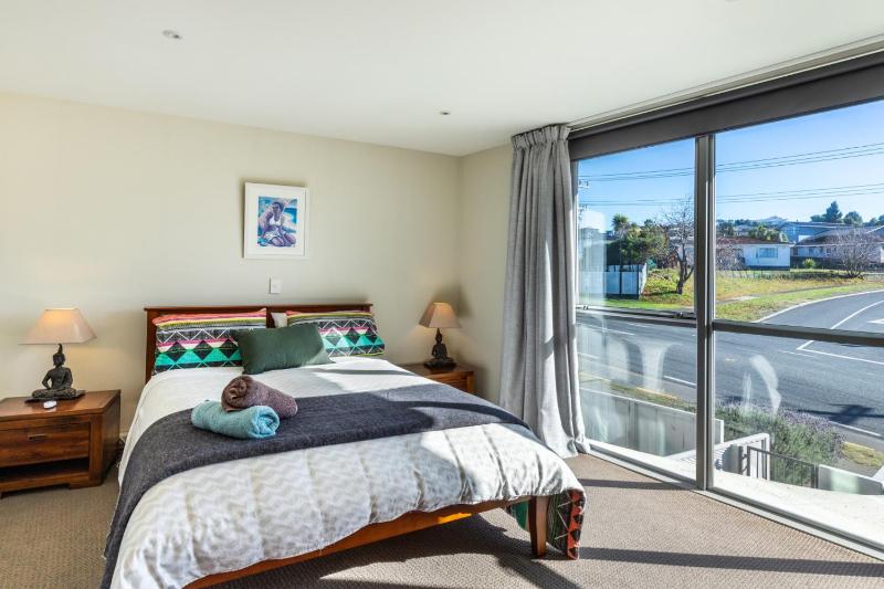 Modern Apartment Central with Wi-Fi and Linen - image 8