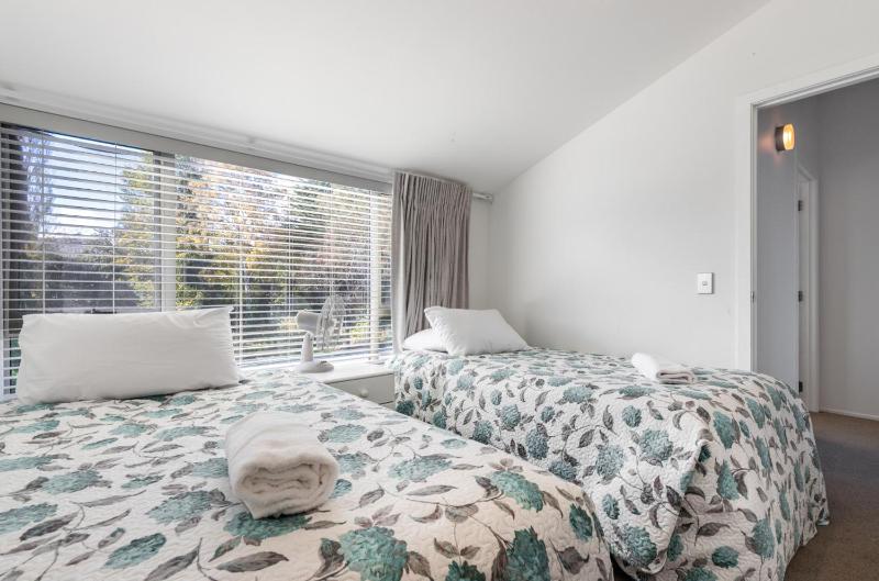 Modern two bedroom apartment great location - image 9