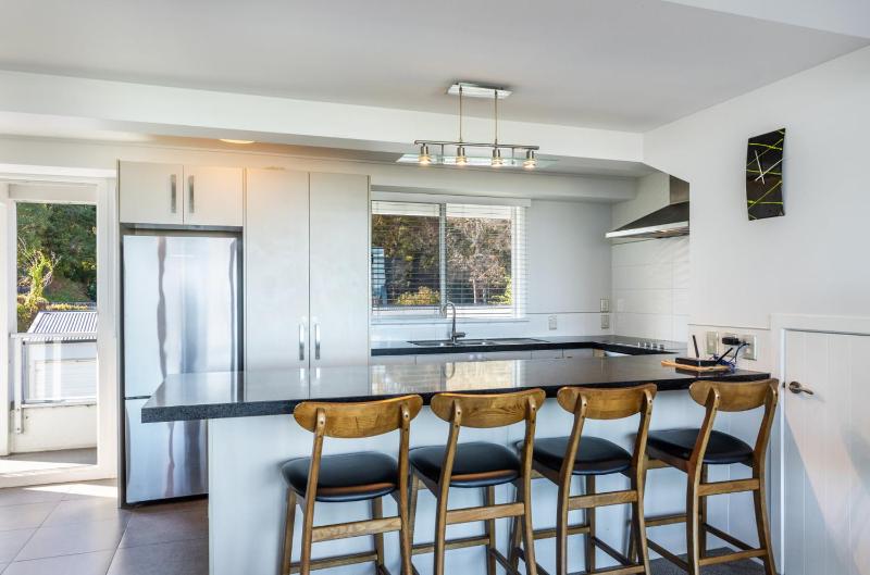 Modern two bedroom apartment great location - image 15