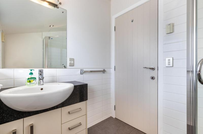 Modern two bedroom apartment great location - image 20