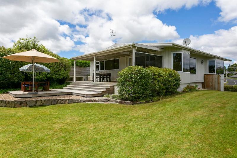 Beautiful Three Bedroom Home with Lake Views - image 1