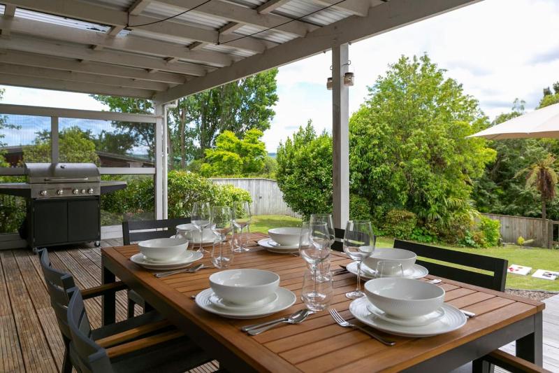 Beautiful Three Bedroom Home with Lake Views - image 11