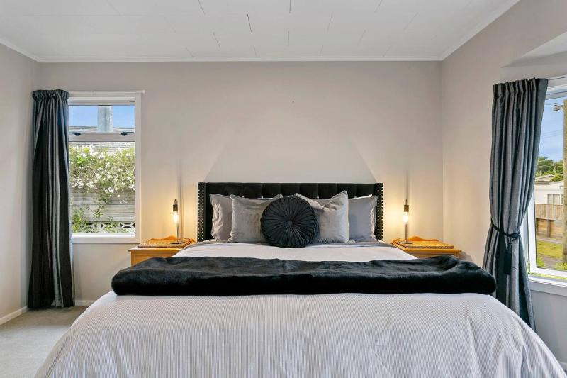 Beautiful Three Bedroom Home with Lake Views - image 19