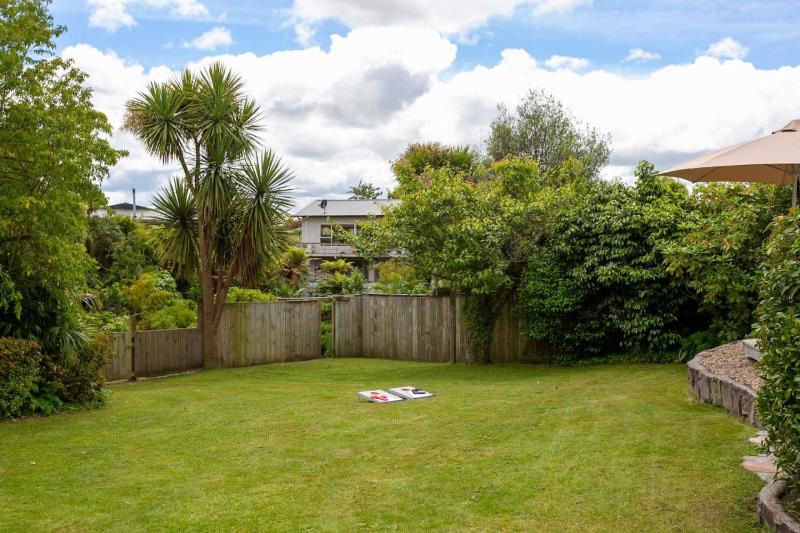 Beautiful Three Bedroom Home with Lake Views - image 6