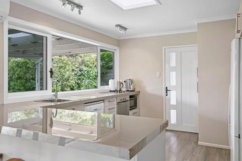 Beautiful Three Bedroom Home with Lake Views - image 17