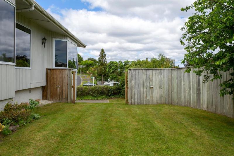 Beautiful Three Bedroom Home with Lake Views - image 23