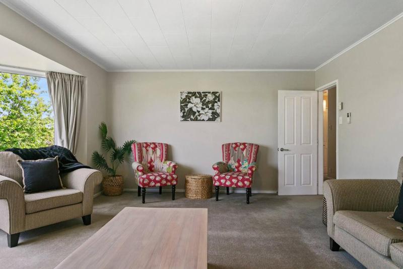 Beautiful Three Bedroom Home with Lake Views - image 35