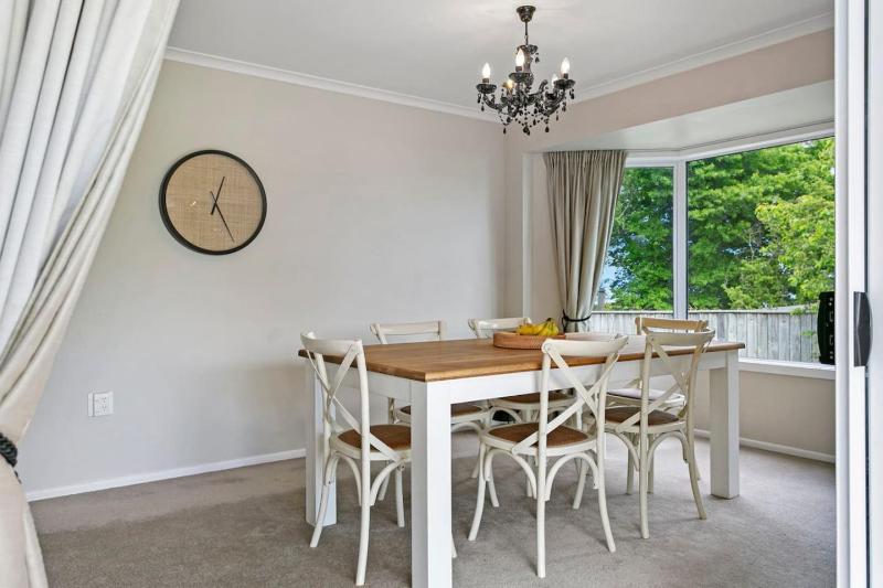 Beautiful Three Bedroom Home with Lake Views - image 4