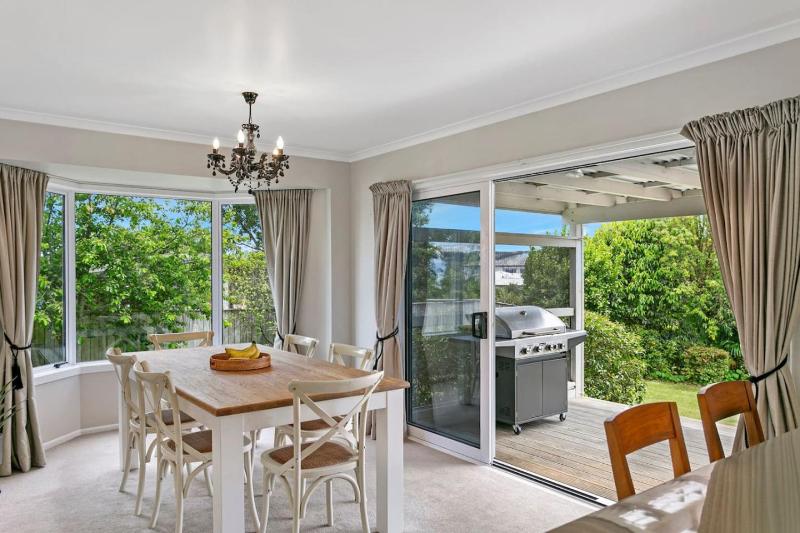Beautiful Three Bedroom Home with Lake Views - image 8