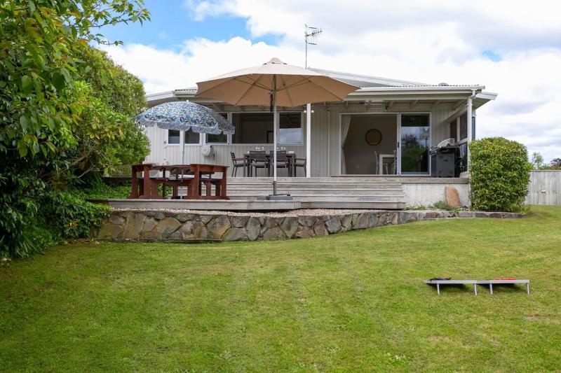 Beautiful Three Bedroom Home with Lake Views - image 22