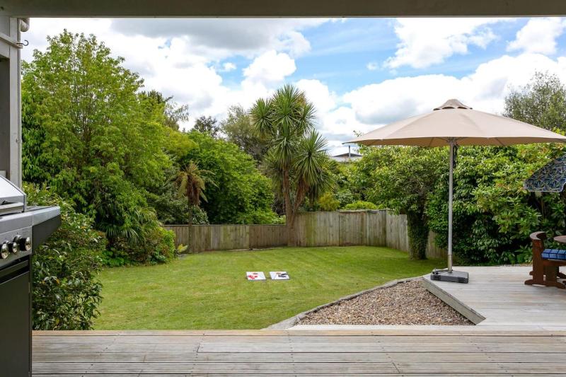 Beautiful Three Bedroom Home with Lake Views - image 16