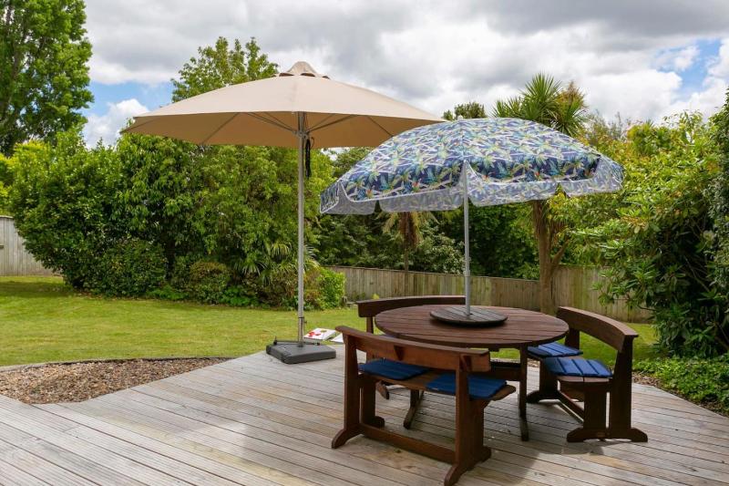 Beautiful Three Bedroom Home with Lake Views - image 3