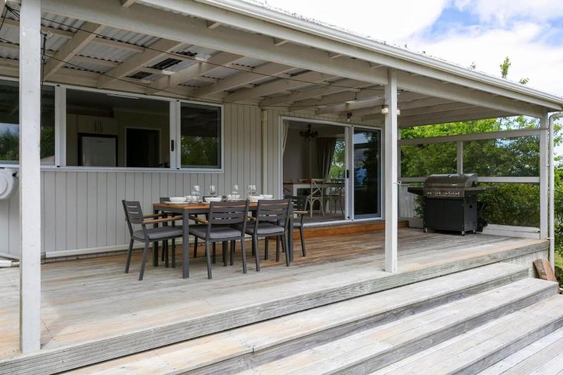 Beautiful Three Bedroom Home with Lake Views - image 34