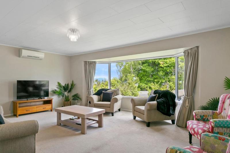 Beautiful Three Bedroom Home with Lake Views - image 12