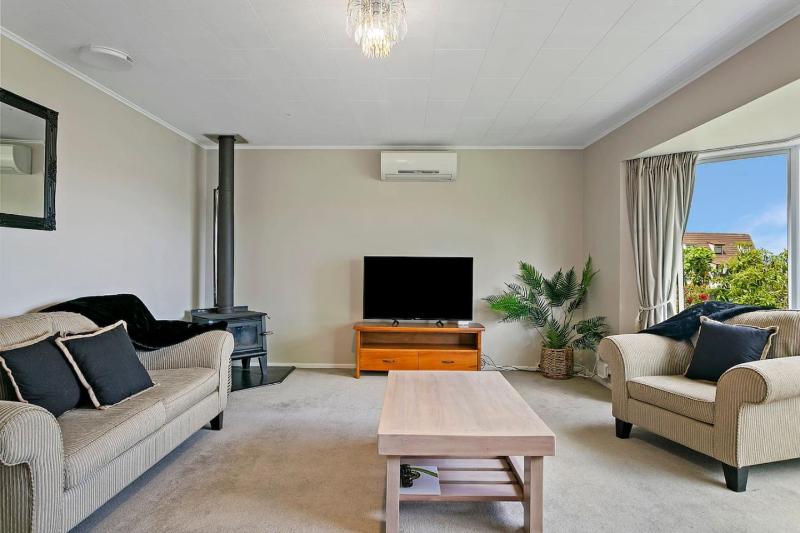 Beautiful Three Bedroom Home with Lake Views - image 9