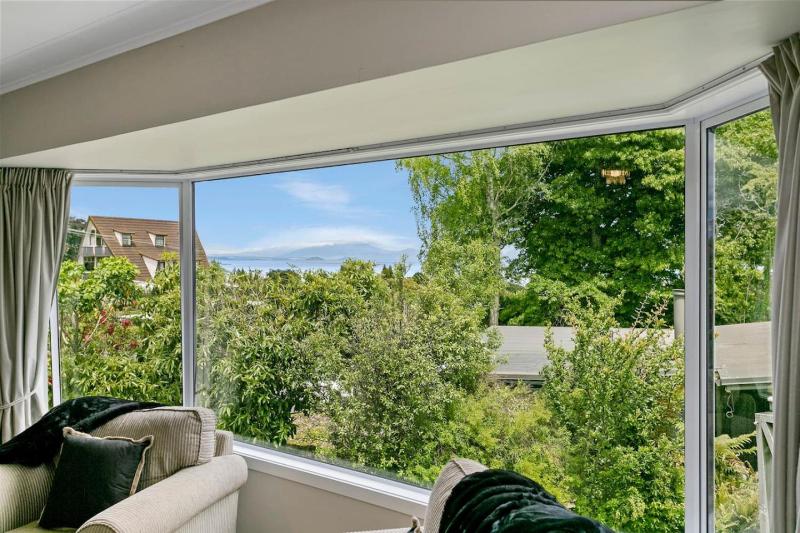Beautiful Three Bedroom Home with Lake Views - image 28