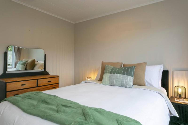 Beautiful Three Bedroom Home with Lake Views - image 31
