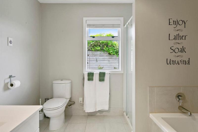 Beautiful Three Bedroom Home with Lake Views - image 7