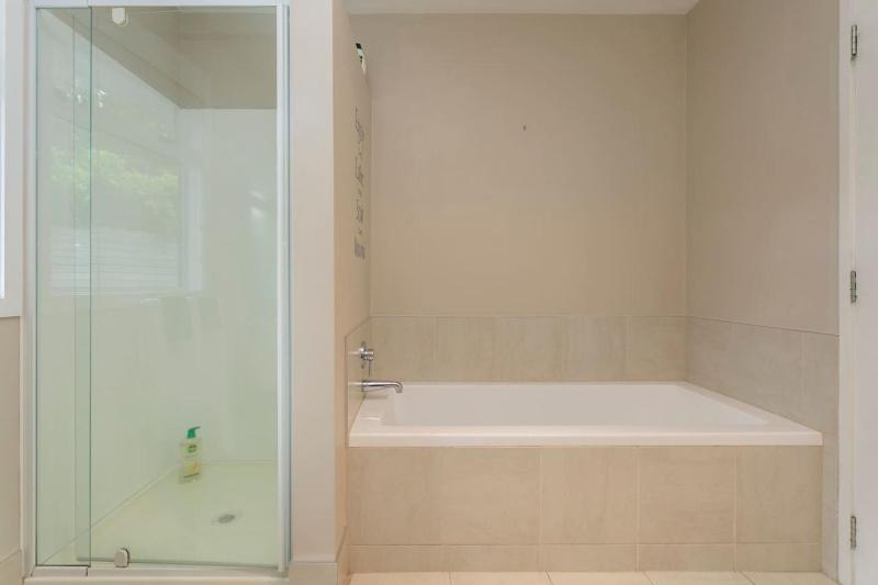 Beautiful Three Bedroom Home with Lake Views - image 25