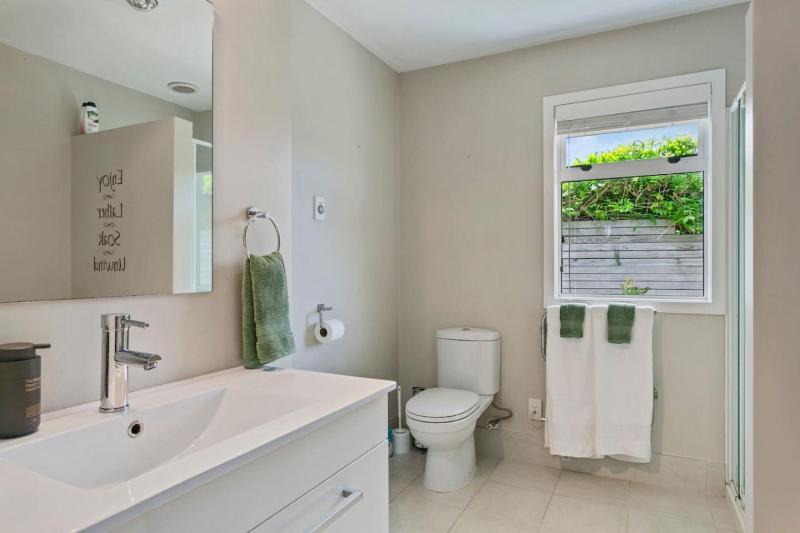 Beautiful Three Bedroom Home with Lake Views - image 14