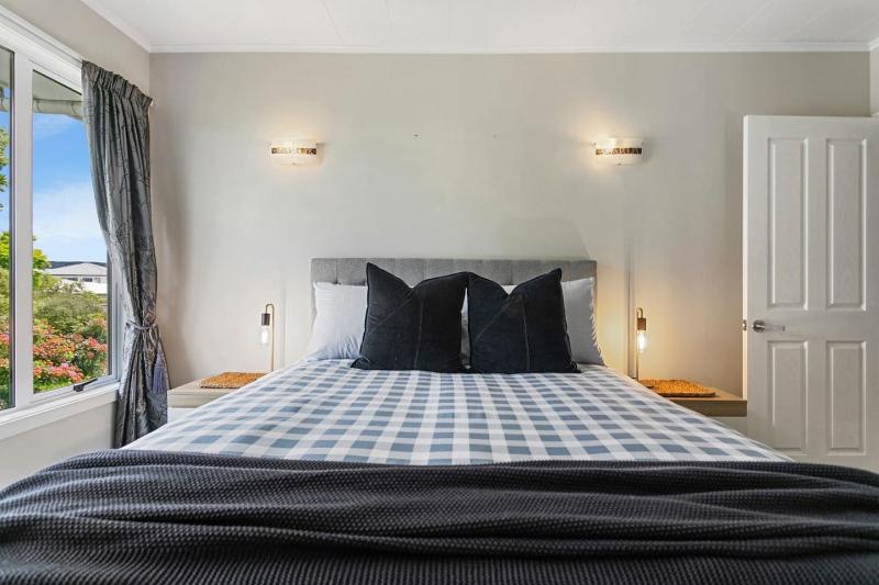 Beautiful Three Bedroom Home with Lake Views - image 30