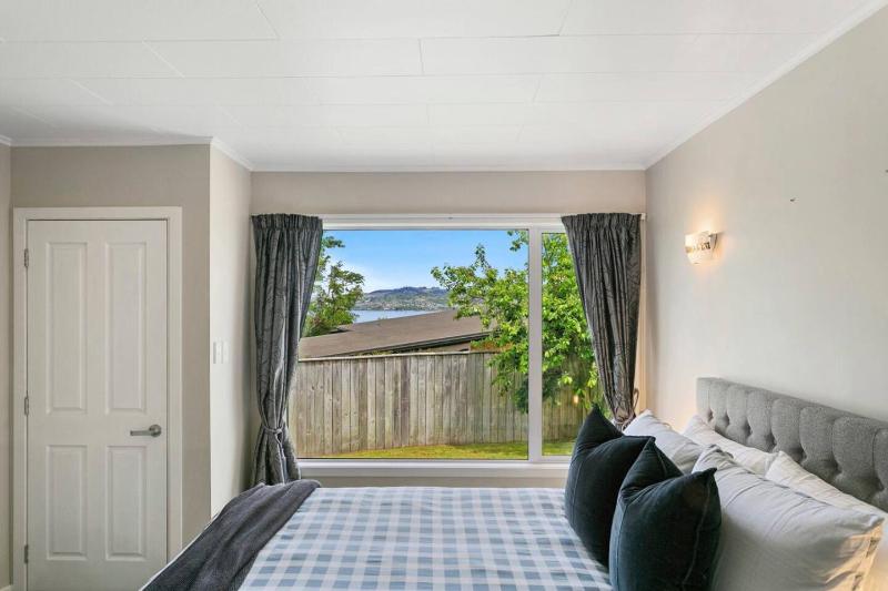 Beautiful Three Bedroom Home with Lake Views - image 26