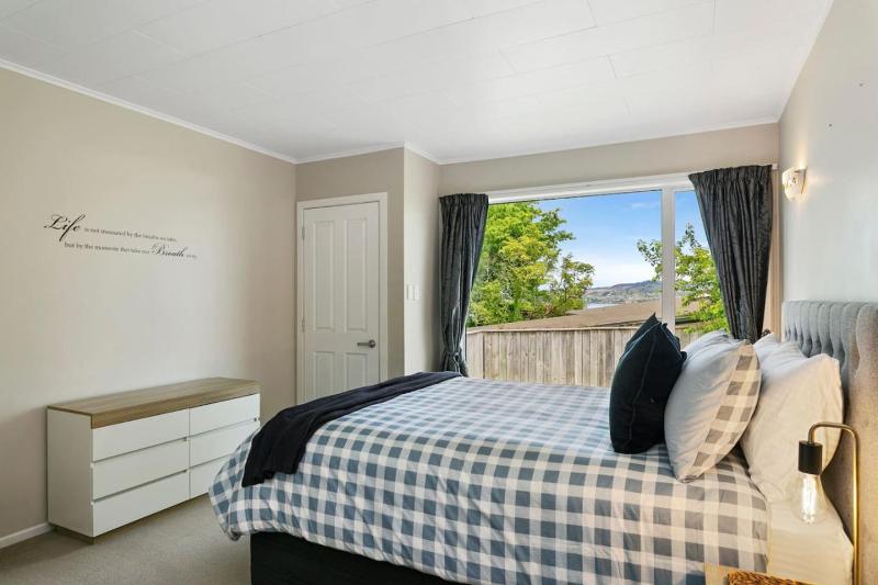 Beautiful Three Bedroom Home with Lake Views - image 29