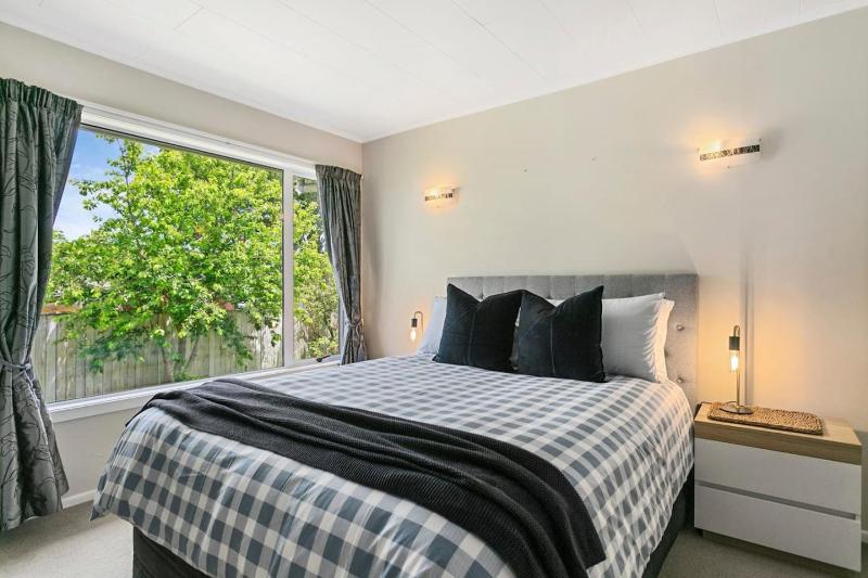 Beautiful Three Bedroom Home with Lake Views - image 33