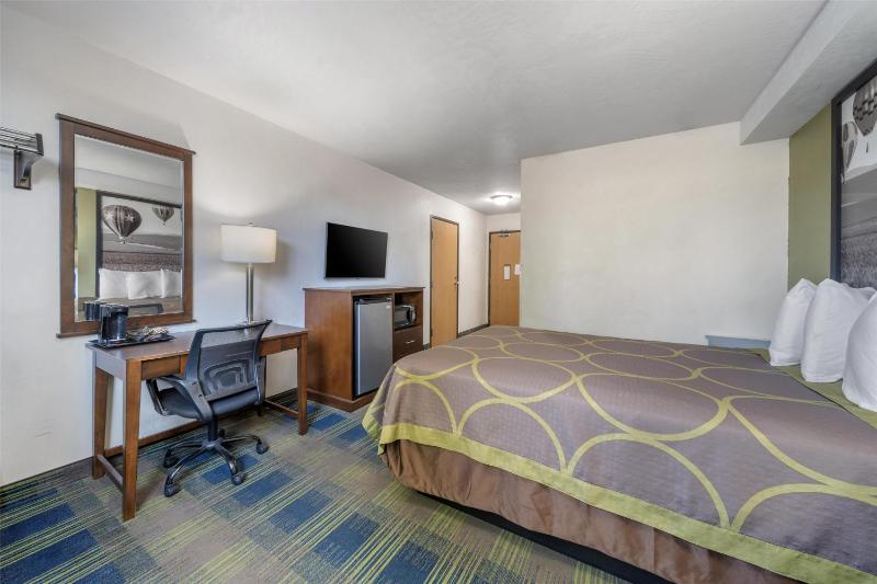 Queen Room with Bath Tub - Disability Access image 4