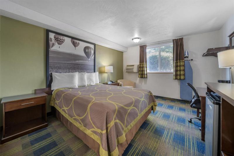Queen Room with Bath Tub - Disability Access image 2
