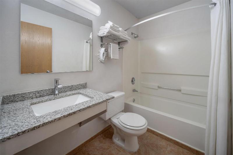 Queen Room with Two Queen Beds - Non-Smoking image 2