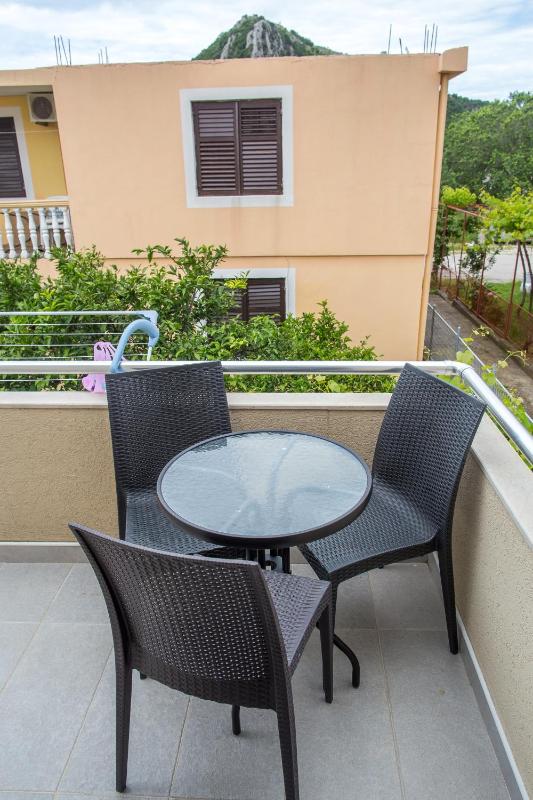 One-Bedroom Apartment image 3