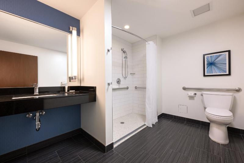Executive King Accessible Room image 3