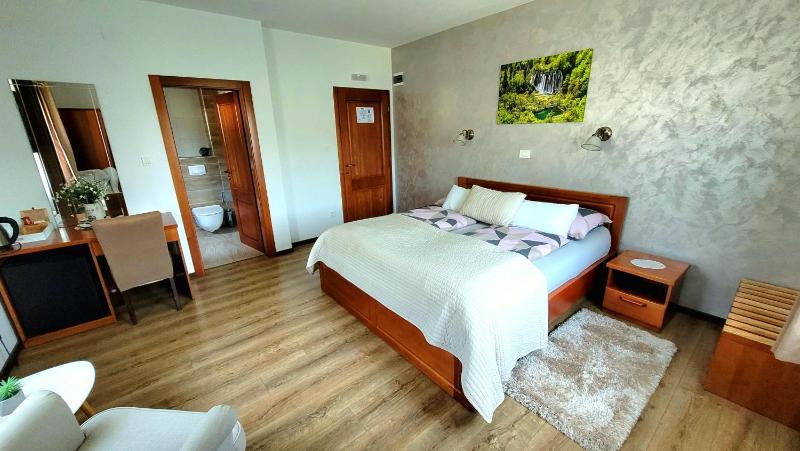 Double Room image 4