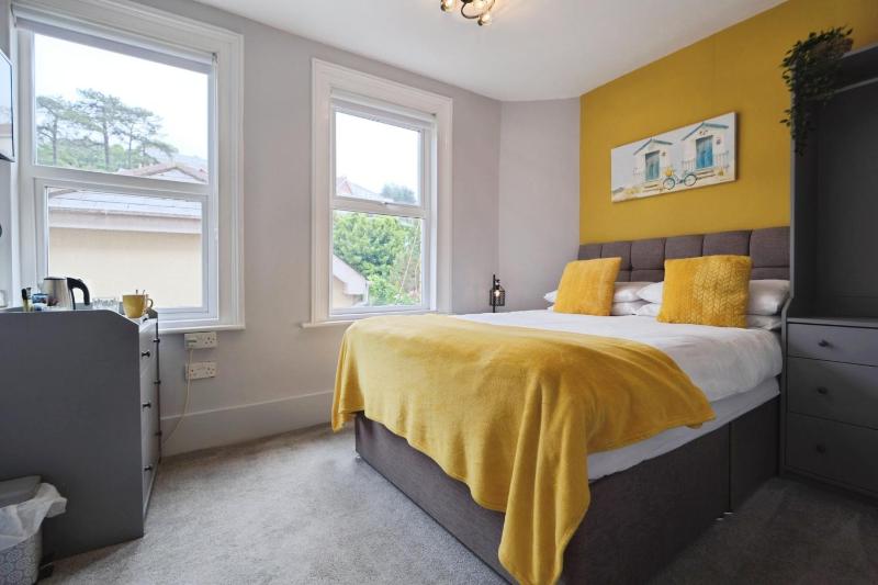 Small Double Room (No Dogs) image 1
