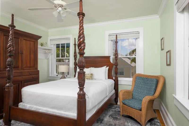 Deluxe Queen Room image 2