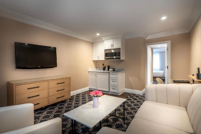 Queen Executive Suite image 2