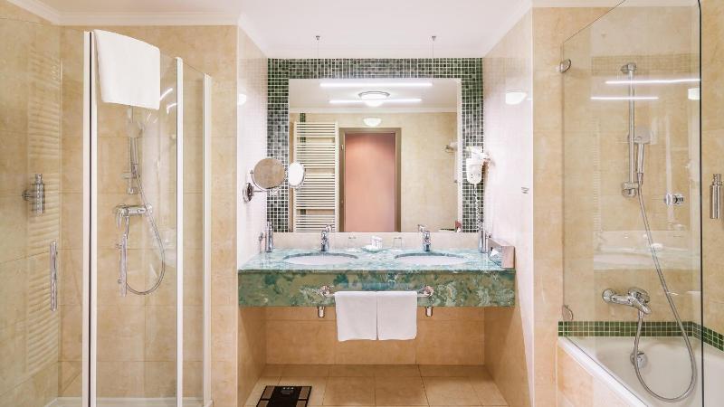 Deluxe Double or Twin Room with Castle View image 1