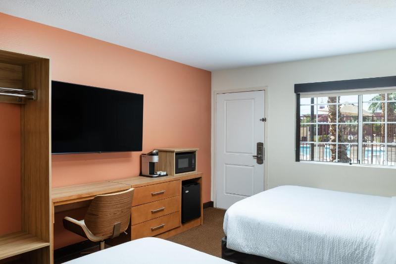 Standard Queen Room with Two Queen Beds and Courtyard Access image 1