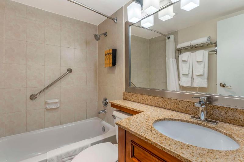 Queen Suite - Non-Smoking image 2