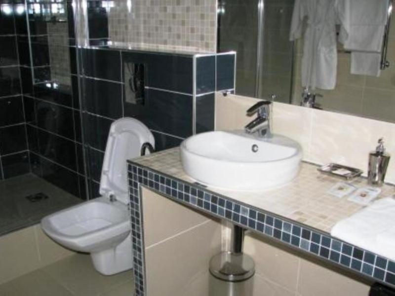Twin Room image 3