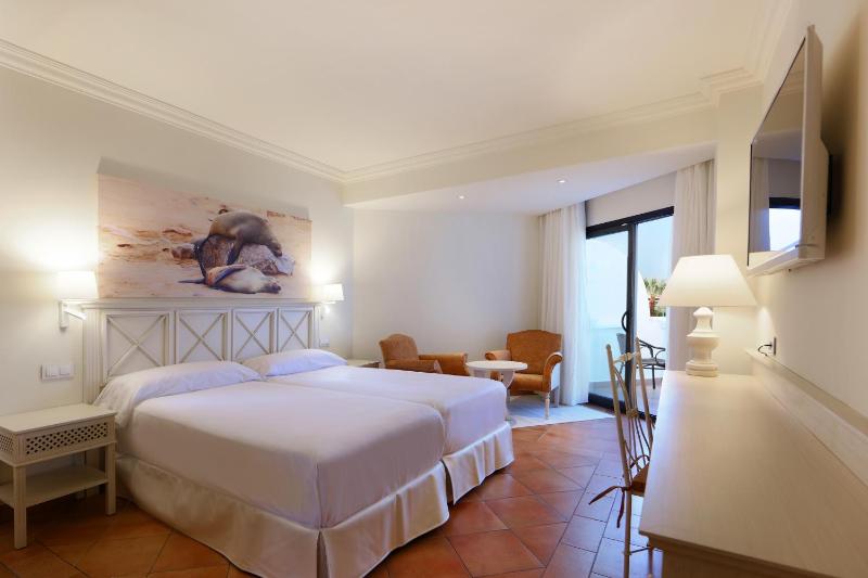 Twin Room with Side Sea View image 2