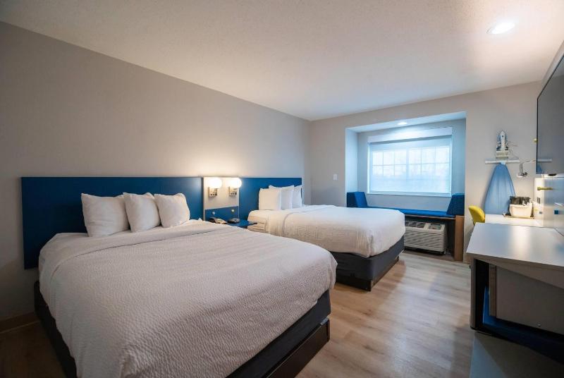 Queen Room with Two Queen Beds - Non-Smoking image 4