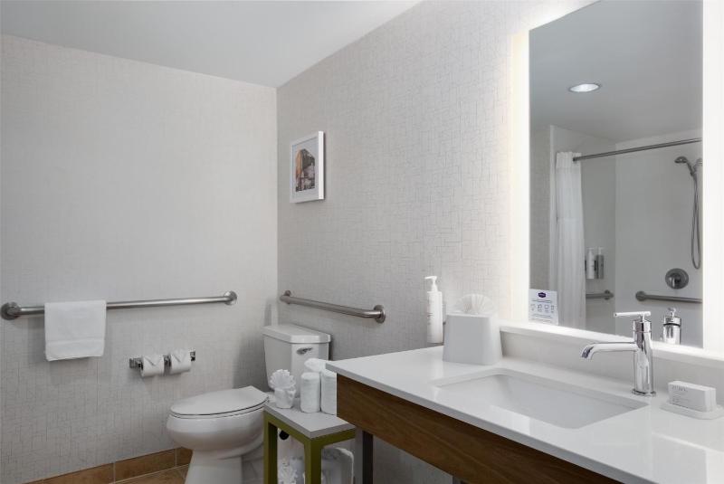 Queen Room with Two Queen Beds and Roll-In Shower - Mobility and Hearing Access/Non-Smoking image 3