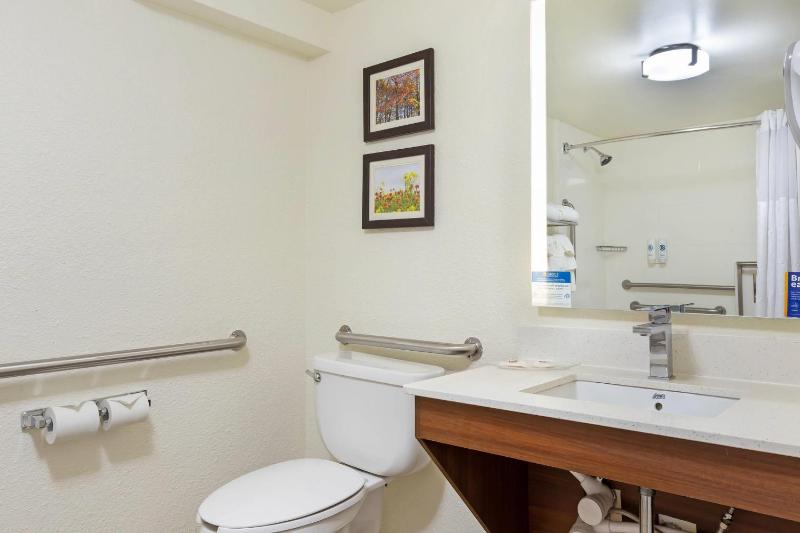 Accessible King Room image 2