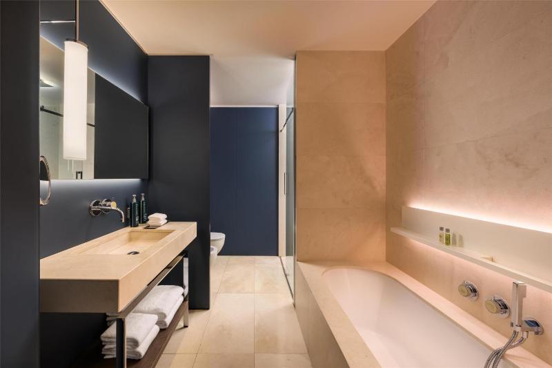 King Guest Room image 3