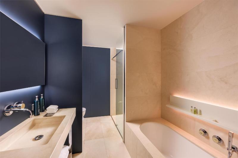 King Guest Room image 4