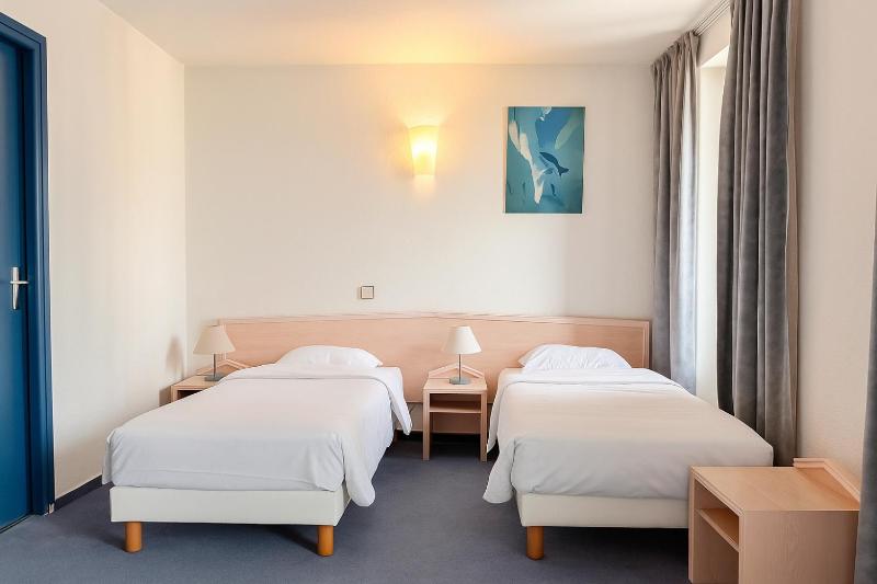 Standard Twin Room image 4