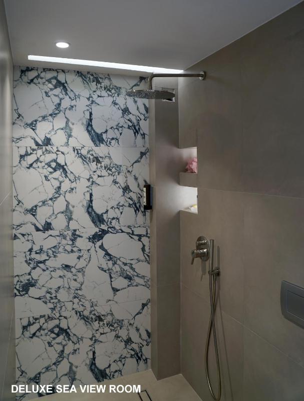 Deluxe Double Room with Sea View image 3