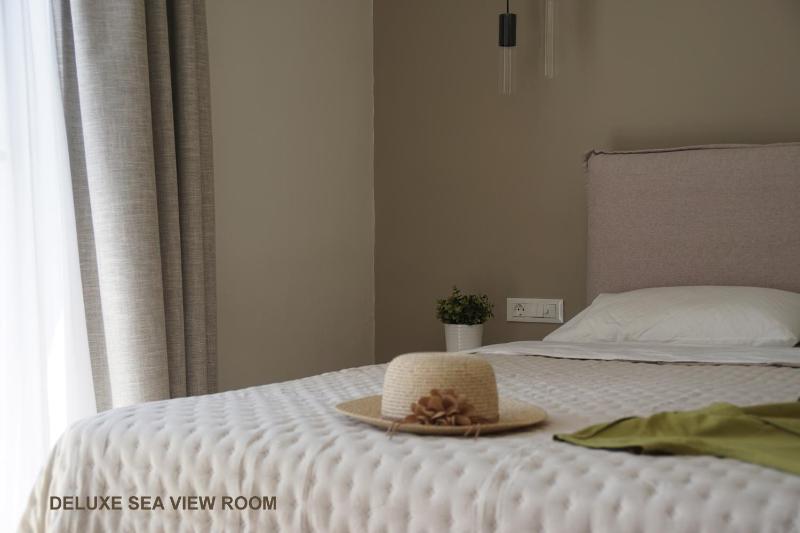 Deluxe Double Room with Sea View image 2